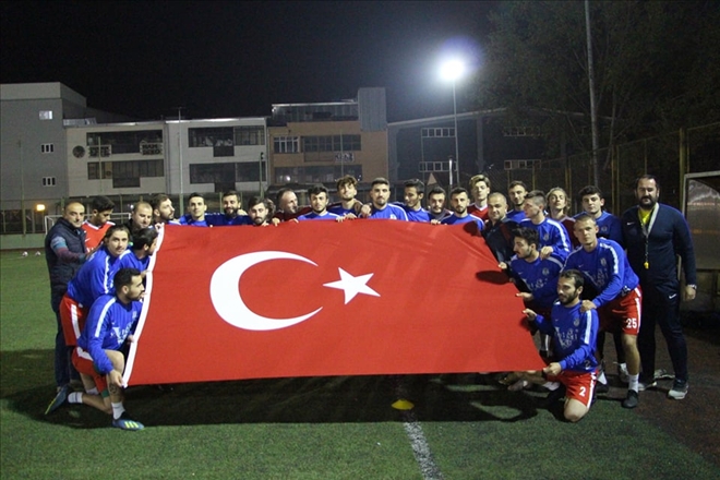 Futbolcular Türk bayrağı açıp dua ettiler